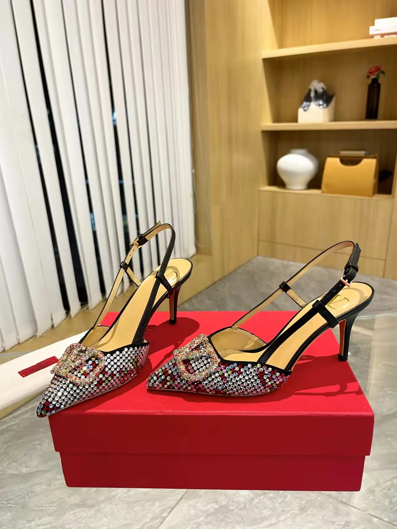 👟👟Ex-factory price 440👟👟 Genuine leather sole + 40 Kloesch diamond buckle Valentino.Valentino big v buckle single shoes ㊙️Latest series of counter genuine version with perfect details. Authentic products are made one to one. All details are consistent with genuine ones. The upper foot is very pedicure type. The key point is that it is very good and easy to control. It does not wear the feet and does not tire the feet. It is a walking artifact. The last shape is completely compared to the counter. The details are perfect. It is impossible to make such an exquisite product without the original version. Exclusive molded brass color. The highest version on the market. Fabric: imported sheepskin, lining and foot pads are all sheepskin. Color: 13 colors available. Sizes (34 to 42). Customized size 34 and 42. Non-returnable and non-exchangeable. Heel height: 7CM. Rubber sole. Genuine leather sole +40